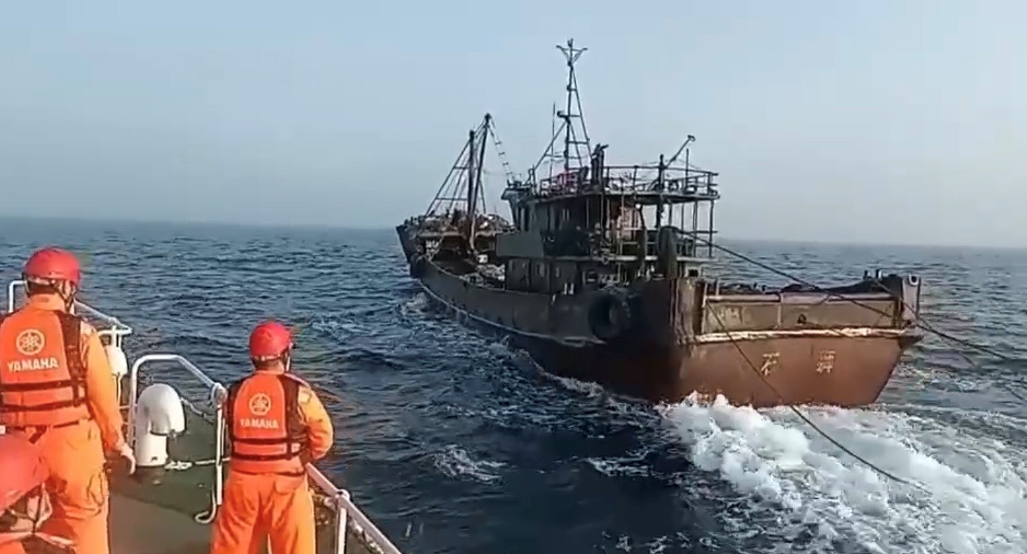 苗栗外海陸漁船越界捕魚 台中海巡雙艇押回1船11人