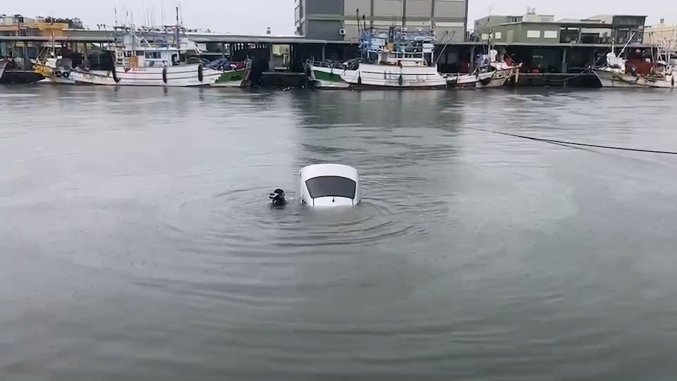 男子颱風期間連人帶車落海 海巡破窗救援