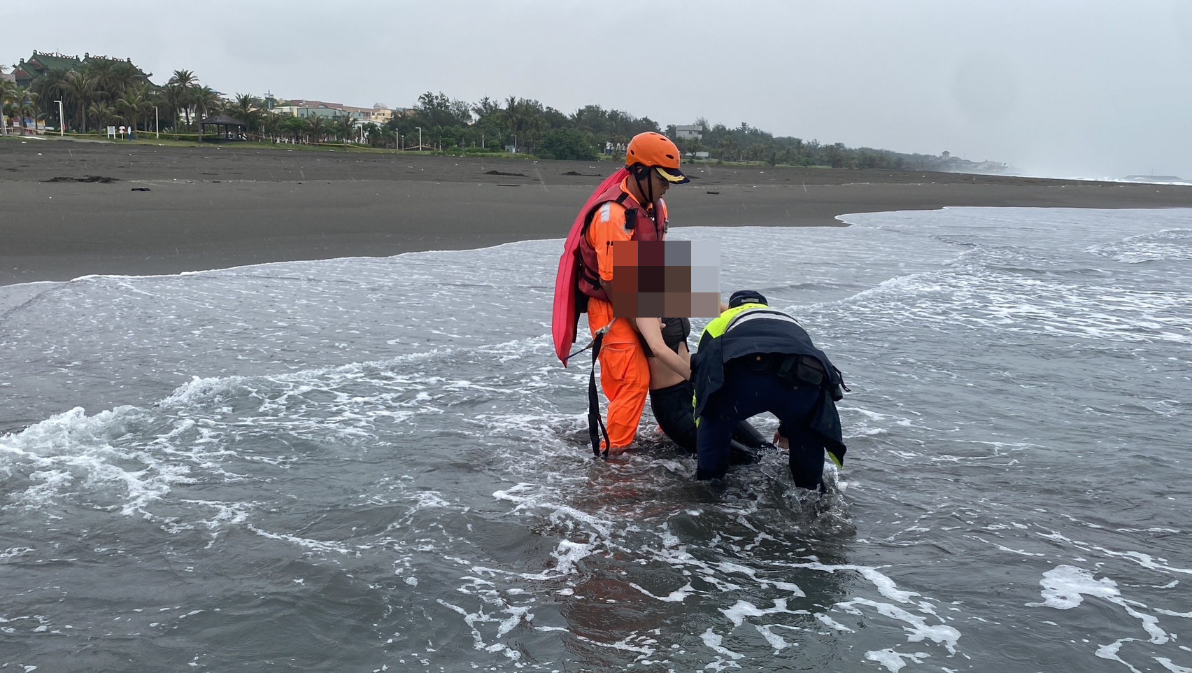 旗津沙灘年輕女子疑輕生 岸巡人員執行勸離勤務及時發現救援