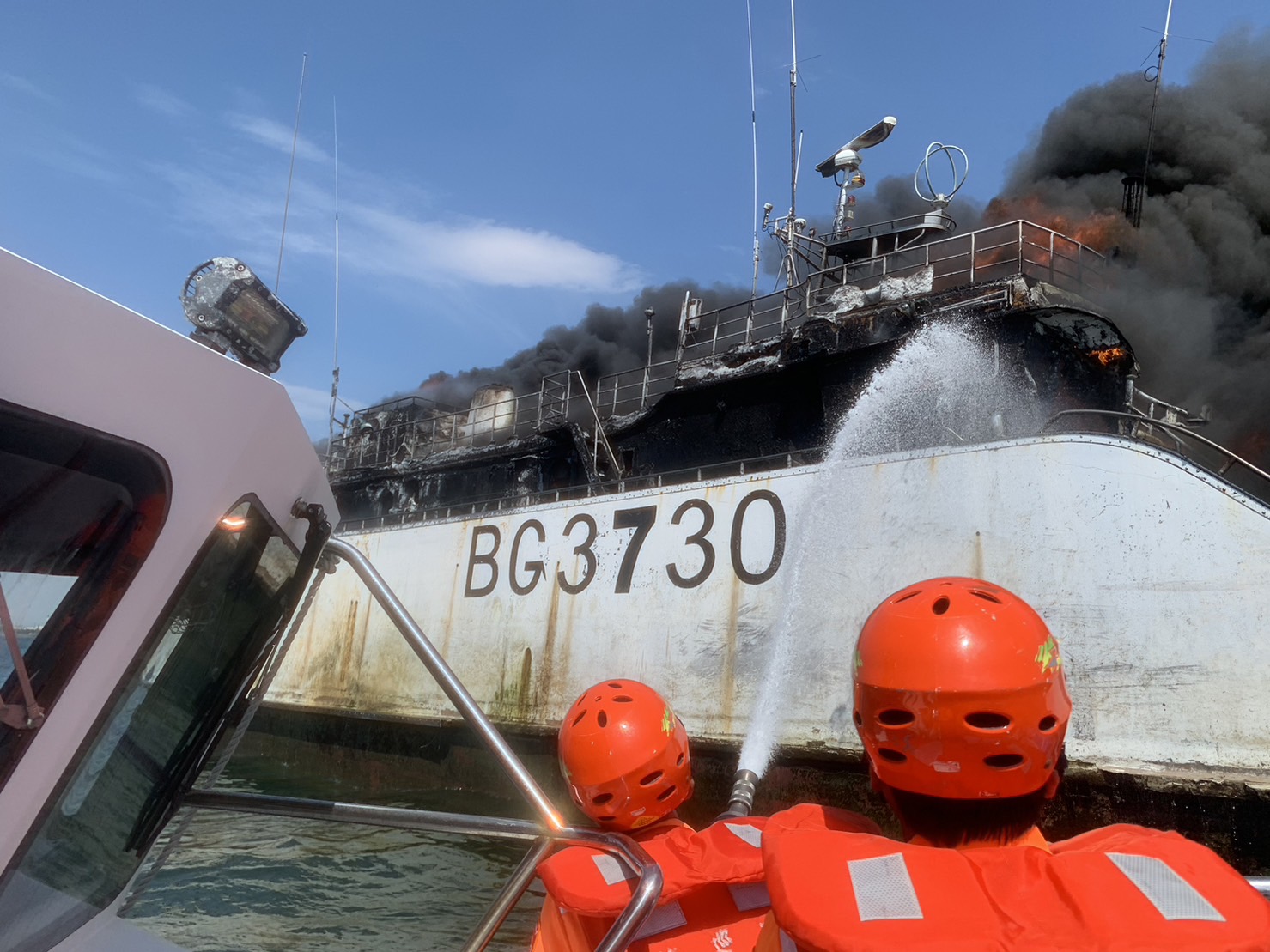 鳳鼻頭外海火燒船　海巡3艇馳援11人獲救