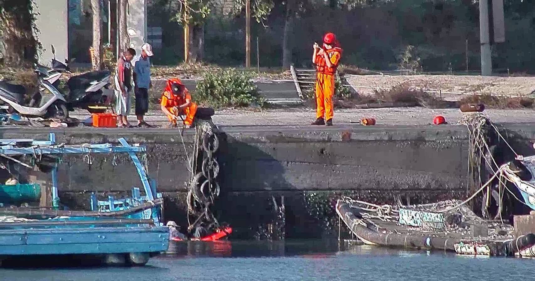 民眾港區散步失足落海  海巡即刻救援成功上岸