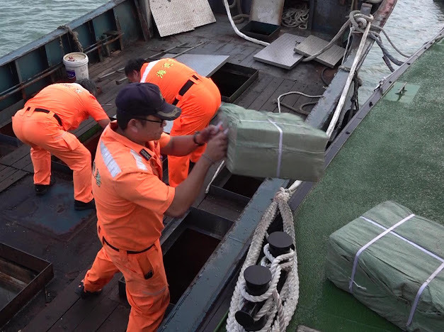 中國漁船與國籍遊艇接駁走私香菇 金門海巡當場逮獲大陸漁船
