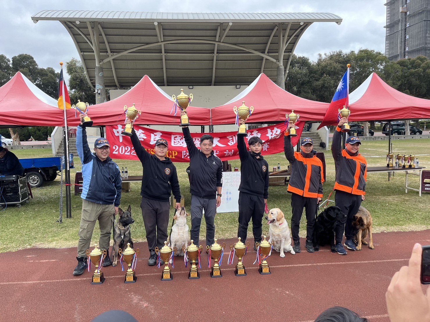 111年12月30日參加111年海巡偵搜犬勤務區隊領犬員參加中華民國警犬訓練協會舉辦國際工作犬競賽榮獲佳績!!