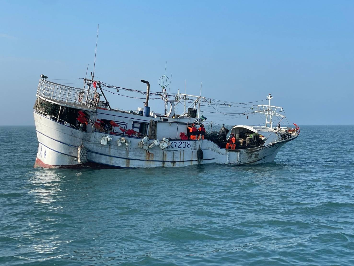漁船違規佈放籠具 布袋海巡隊蒐證送罰