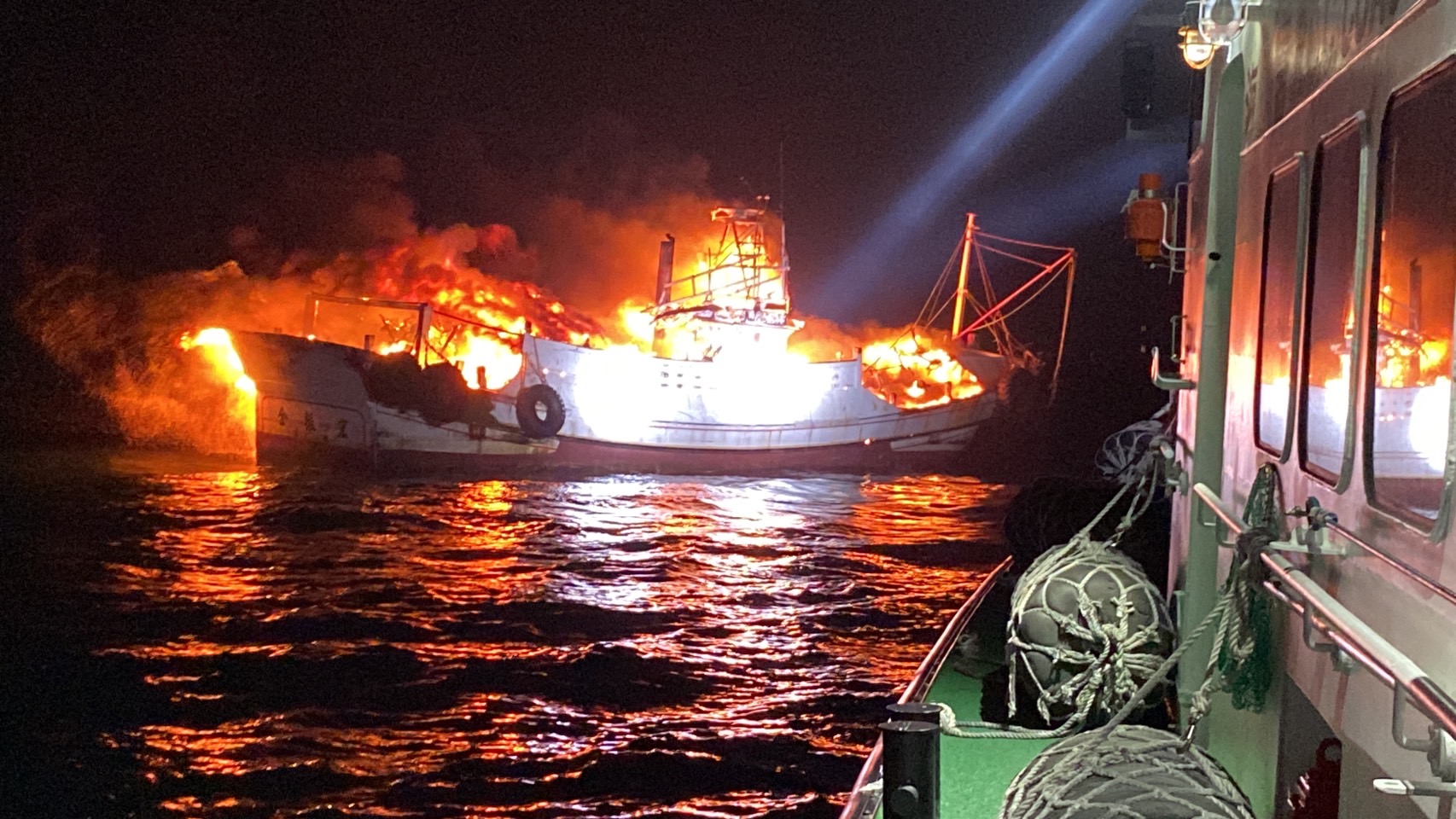 澎湖暗夜火燒船五員跳海求生  海巡艇立即馳援救難及滅火