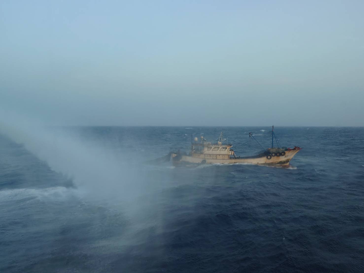 陸船趁強勁東北季風越界避風 海巡艦艇強力執法維護海域治安