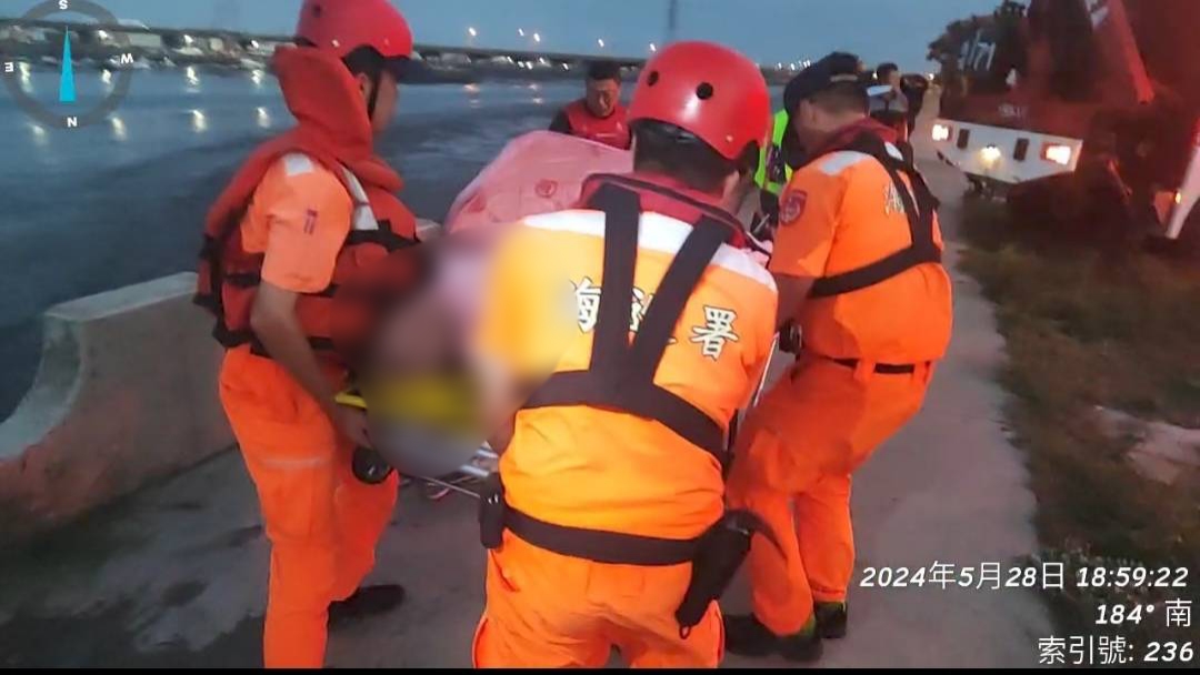 男子失足跌落堤防 海巡機警馳赴救援