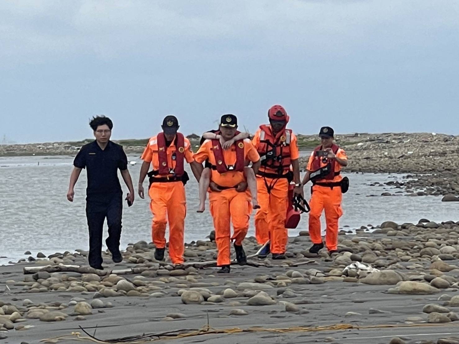 民眾緊急通報協尋 海巡奮力揹負救援
