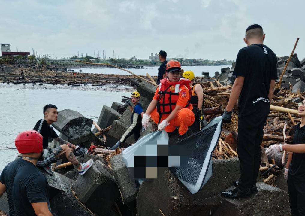 林園港嘴消波塊驚見大體  海巡、警消聯合助上岸