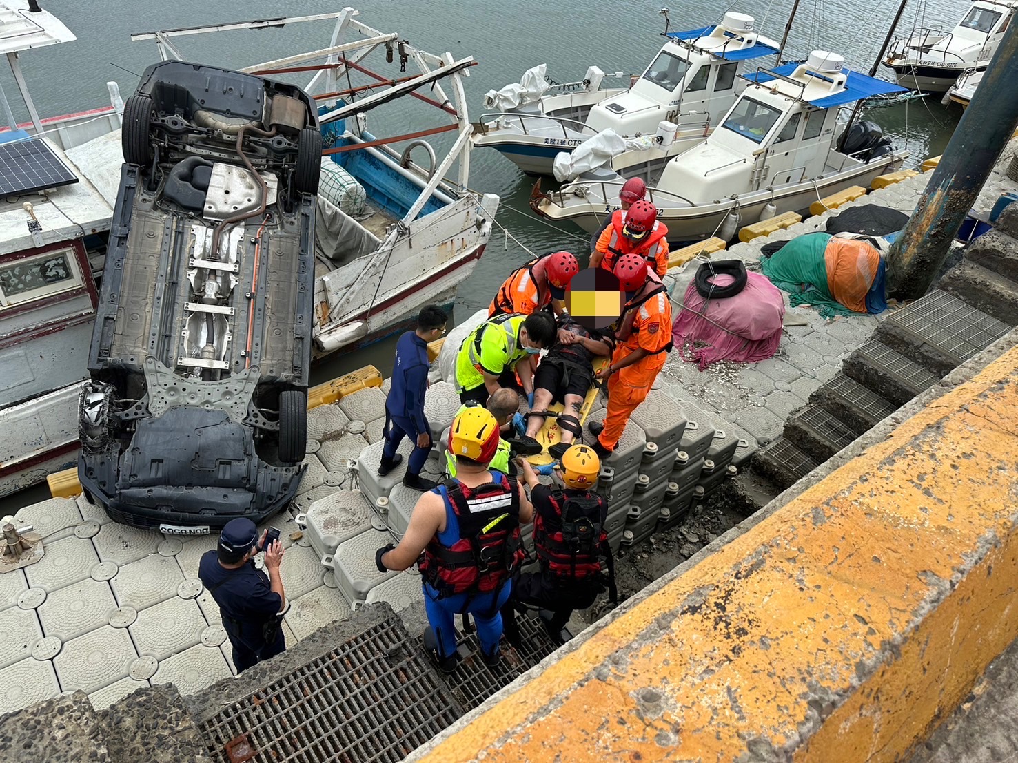 男子駕車不慎掉落碼頭 海巡警消即刻救援成功
