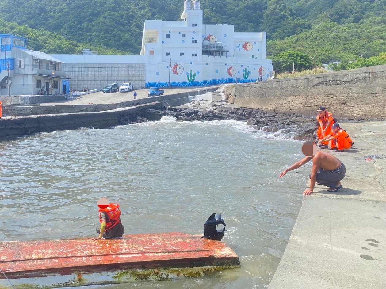 舢舨進港遭浪襲翻覆  海巡利用拋繩袋救援