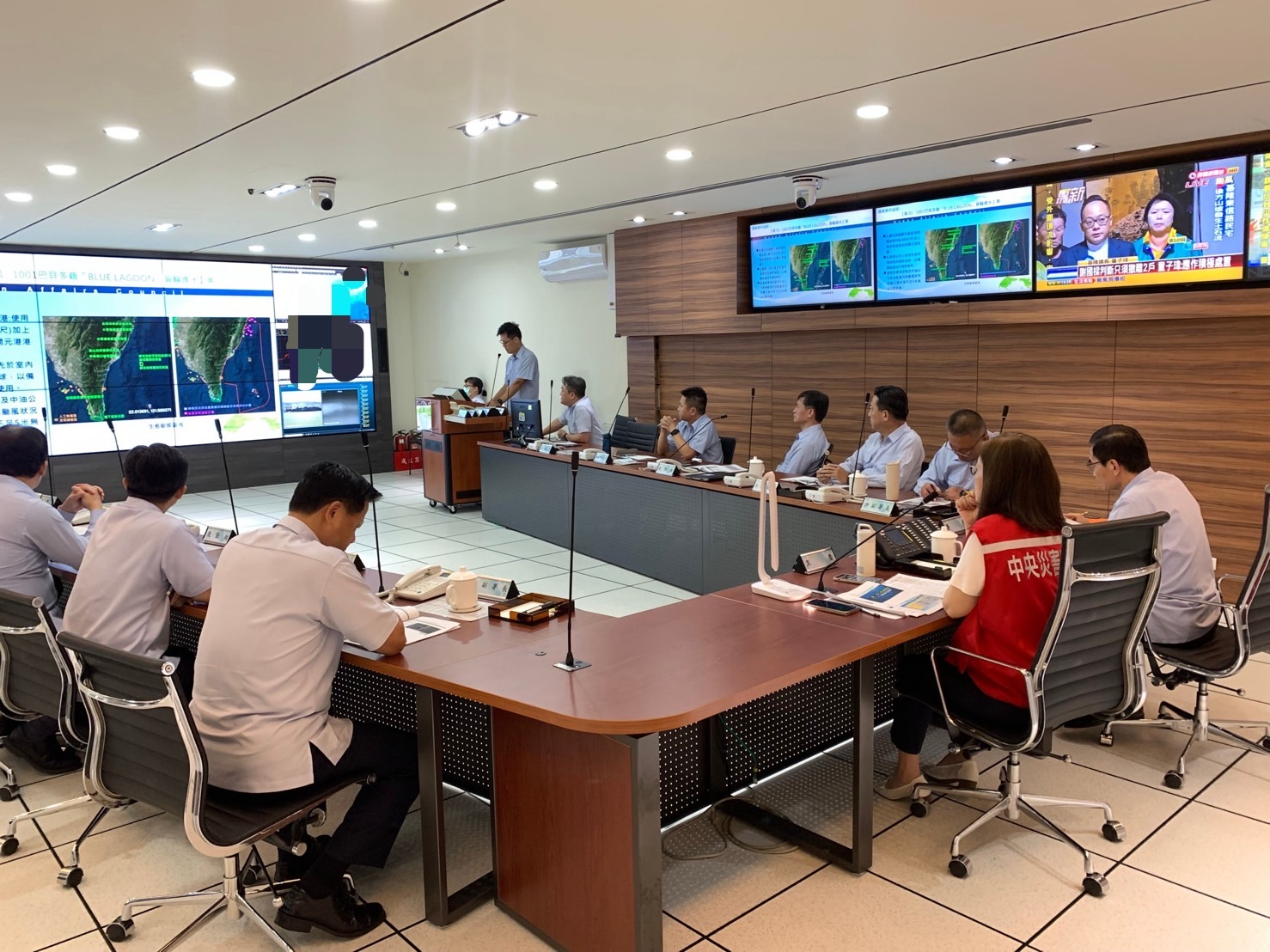高雄艦冒險救難後海上機動防颱 管碧玲以衛星電話嘉勉執勤人員