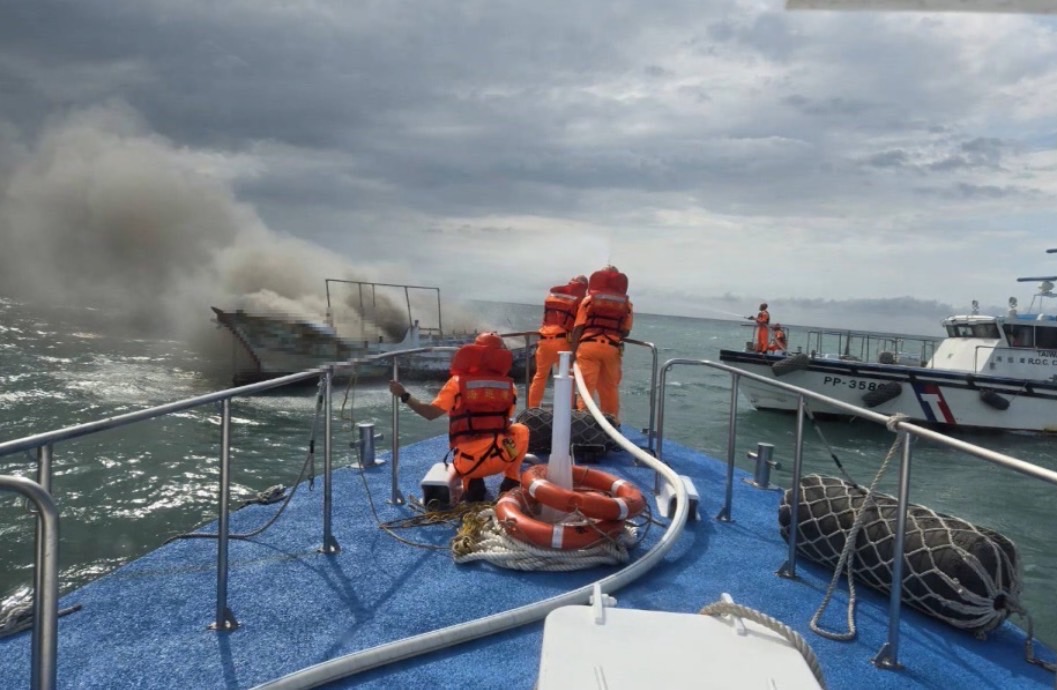 新竹外海漁船失火  海巡艇戒護及滅火