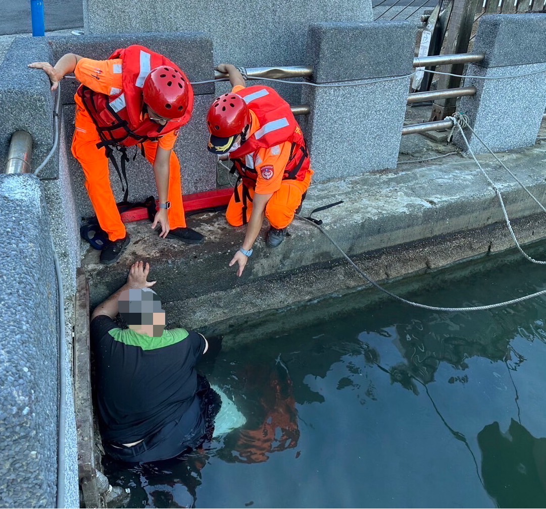 民眾不慎失足落海 海巡旋即救援成功