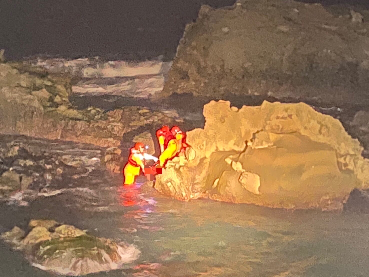 深澳酋長岩釣客落海 海巡及消防共同救援