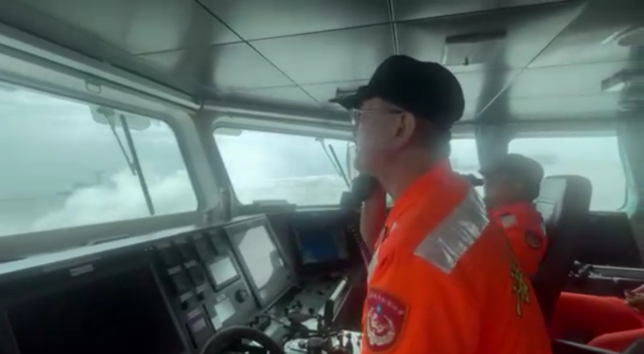 海巡不畏狂濤巨浪力抗中國海警侵擾堅定捍衛國家主權