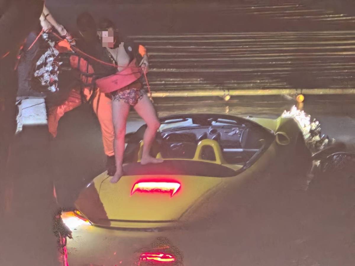 嘉義型厝岸際跑車落海 海巡人員獲報火速救援