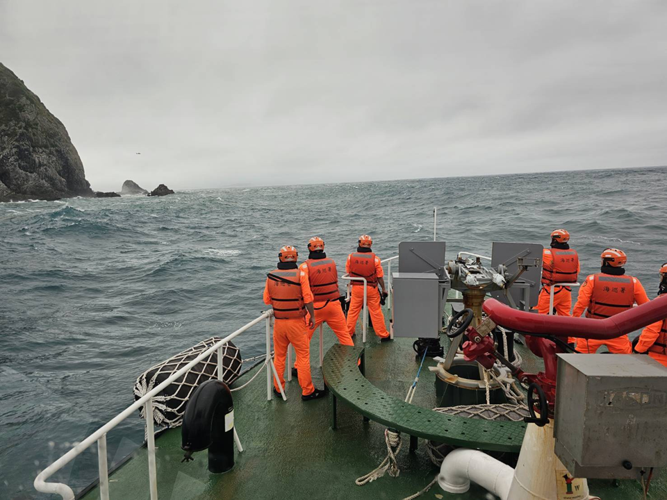 基隆嶼釣客落海  海巡空勤緊急馳援