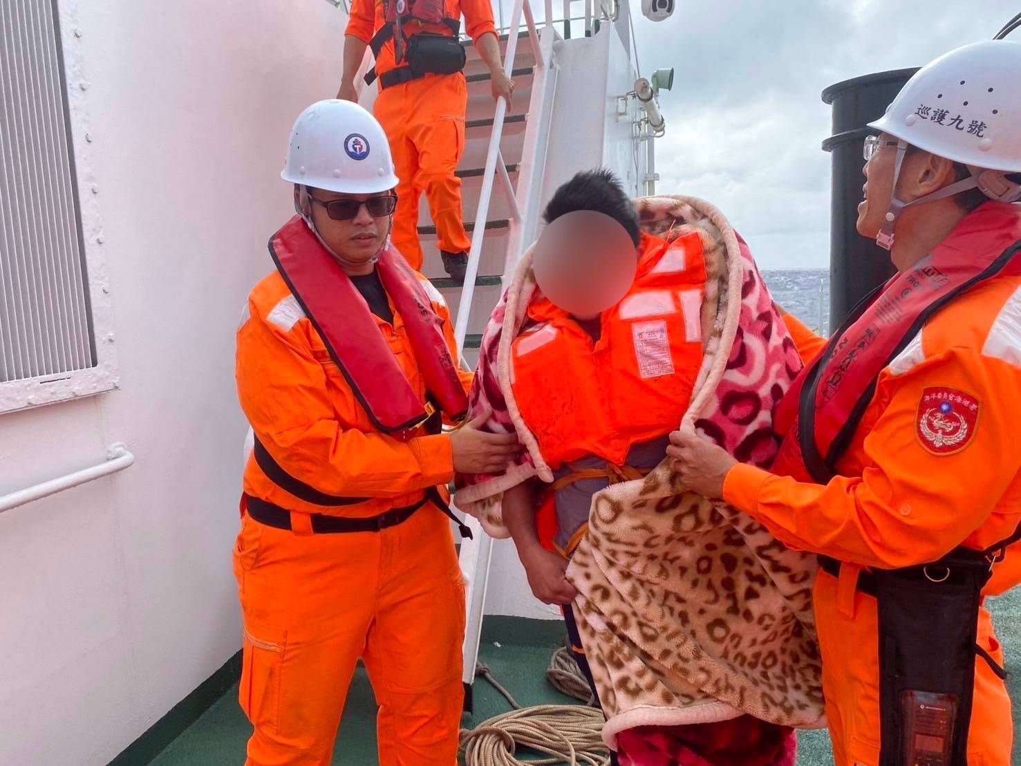 菲籍漁工海上重症  海巡千里緊急救援
