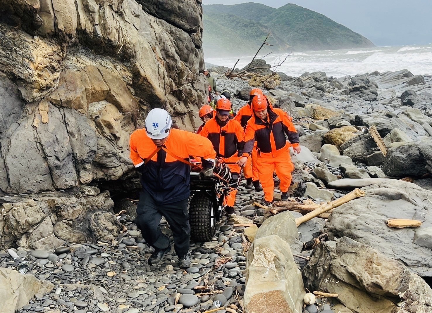 阿塱壹古道天雨路滑遊客失足骨折  海巡火速救援送醫