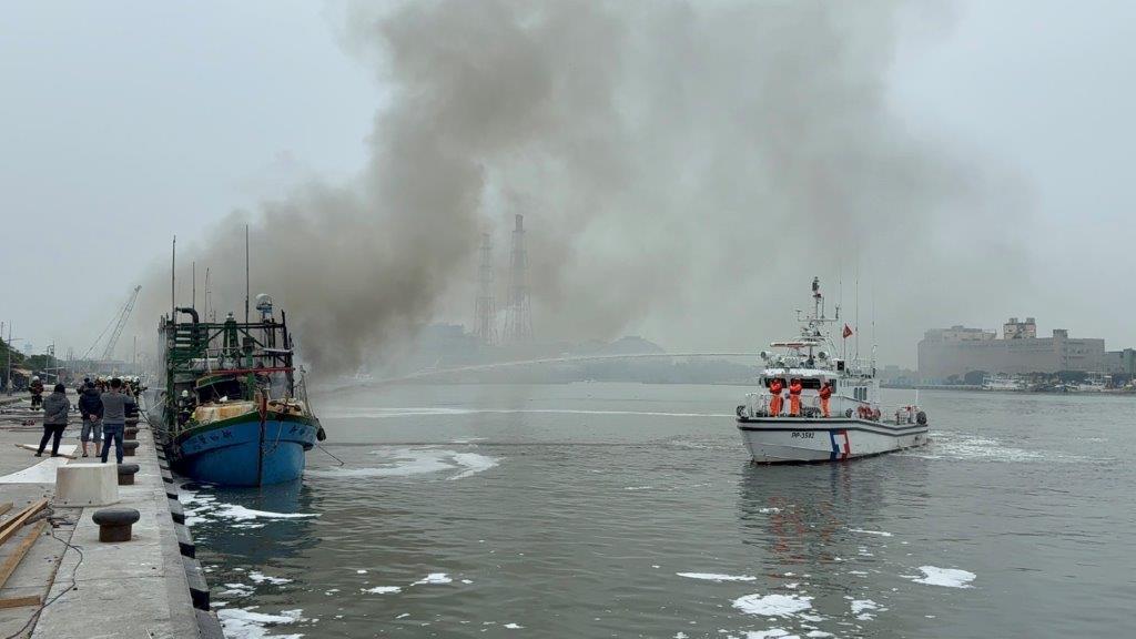 港區漁船失火　海巡及時發現救援