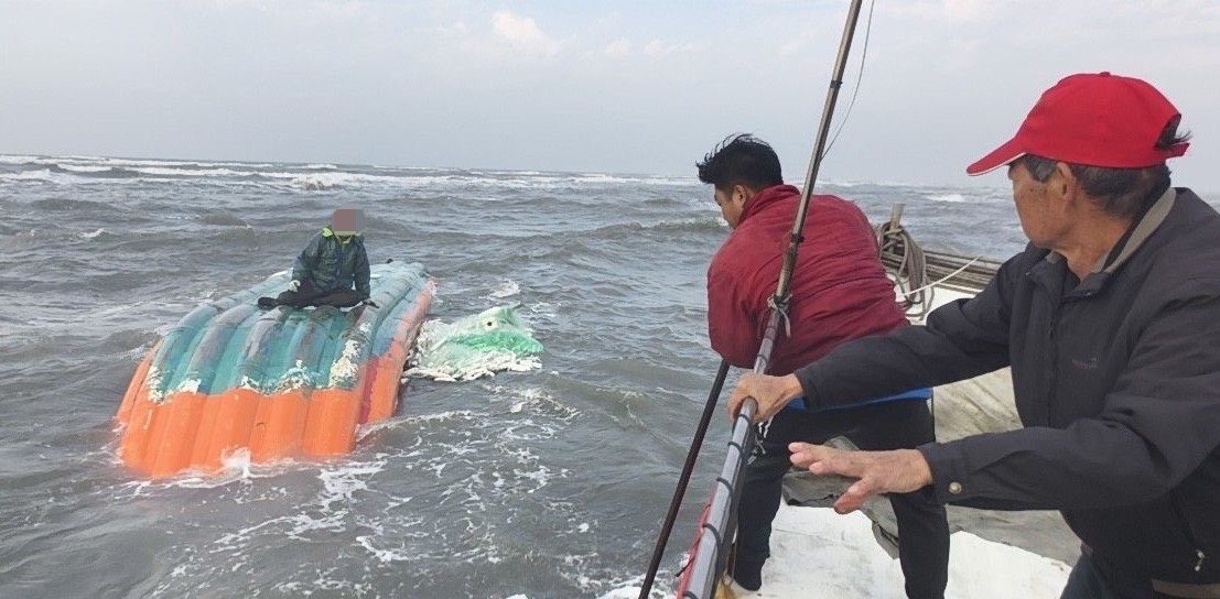 「許厝寮膠筏翻覆 海巡成功救援1人」