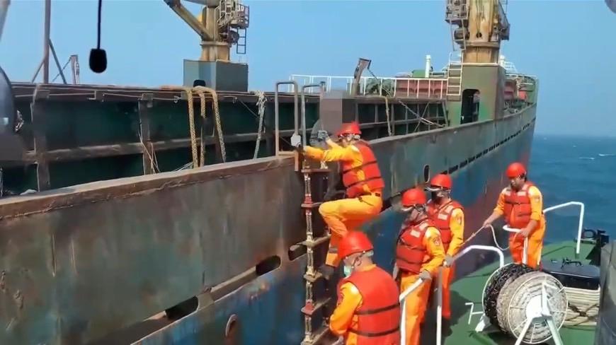 蒙古籍「寶順」號貨輪進高雄港錨泊區整補  海巡登船檢查全程監控