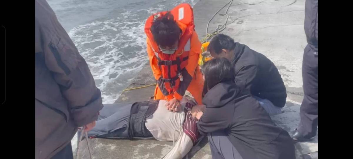 漁民作業不慎落水，海巡獲報火速救援