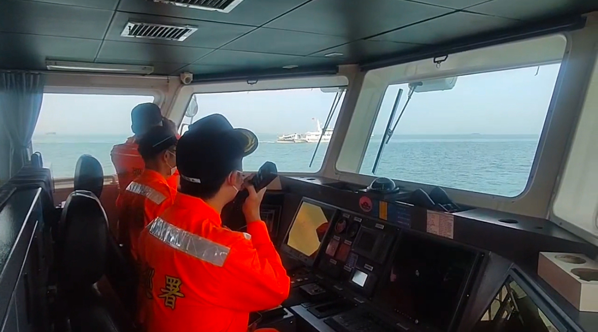 4艘中國海警船襲擾金門海域，海巡艇一對一全程監控強勢驅離