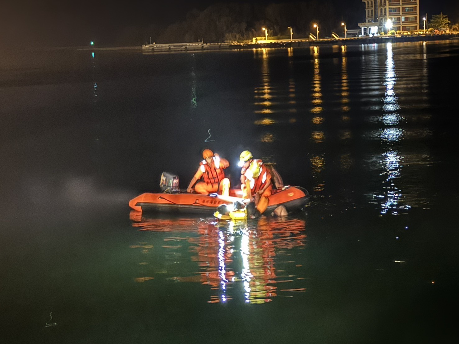 將軍漁港人車落海   海巡聞聲即刻救援