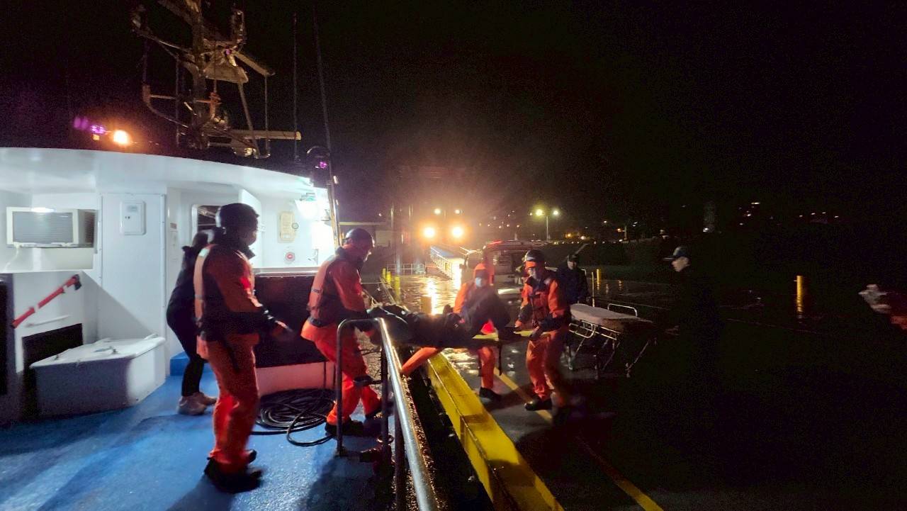 北竿鄉親突發腹痛 海巡深夜馳援後送