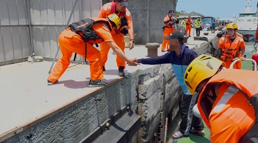 漁工海上突發腹痛 海巡火速救援後送