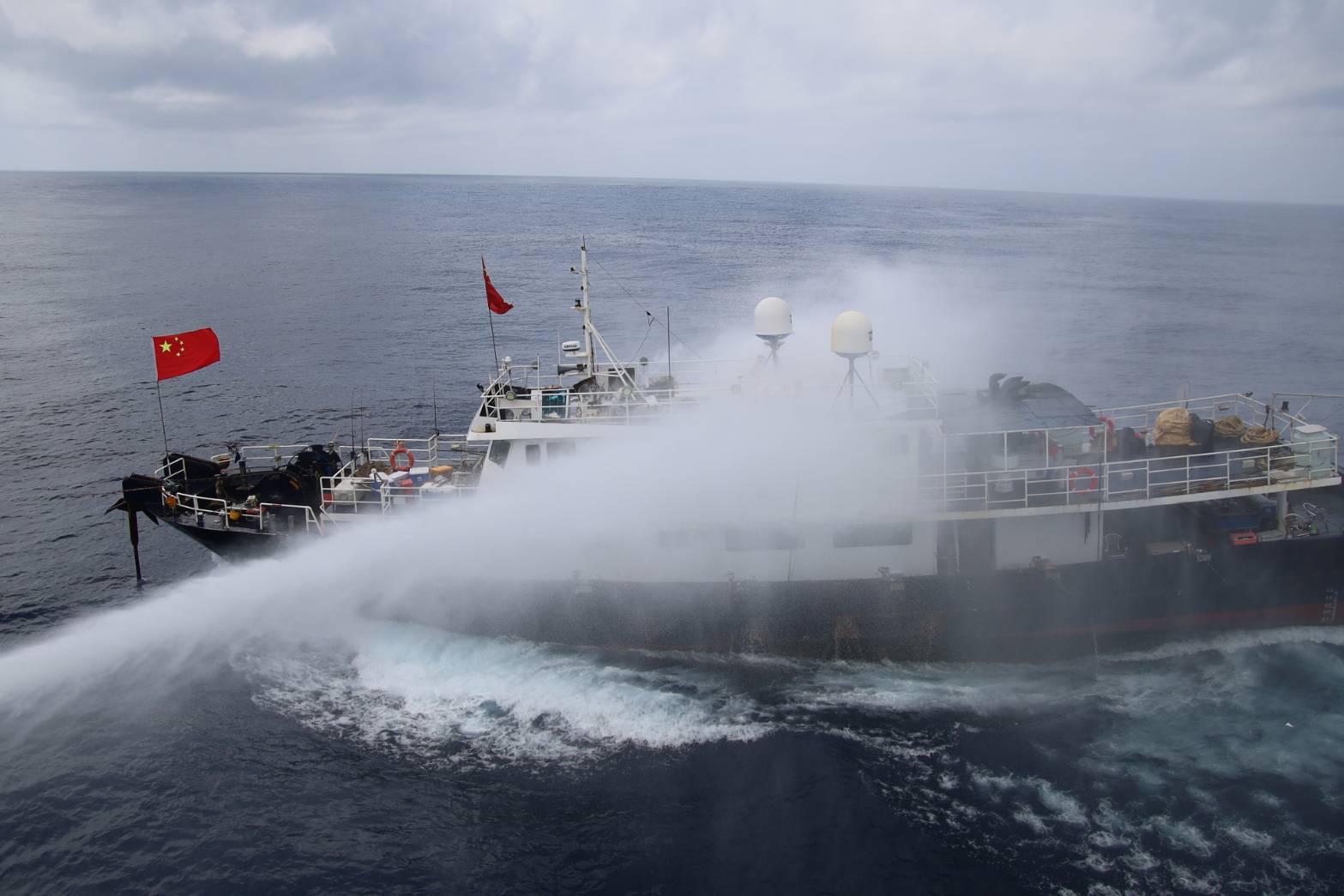 海巡署大型艦船巡弋東沙 以水砲強勢驅離越界陸船