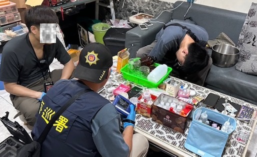 毒販鐵捲門阻查緝 海巡警消聯手破門