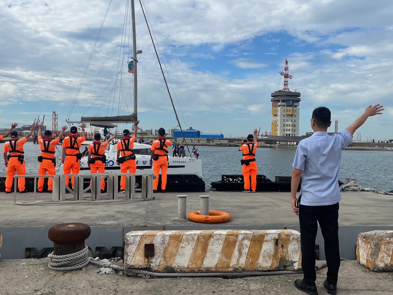 【2025帆船跳島停泊台中 海巡獻上祝福伴航守護安全】