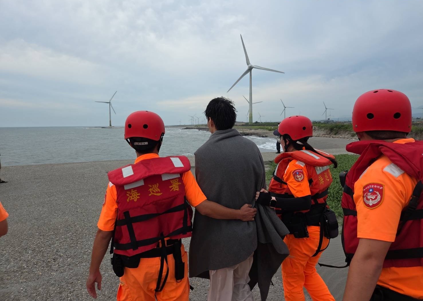 民眾情緒不穩跳海 海巡火速成功救援