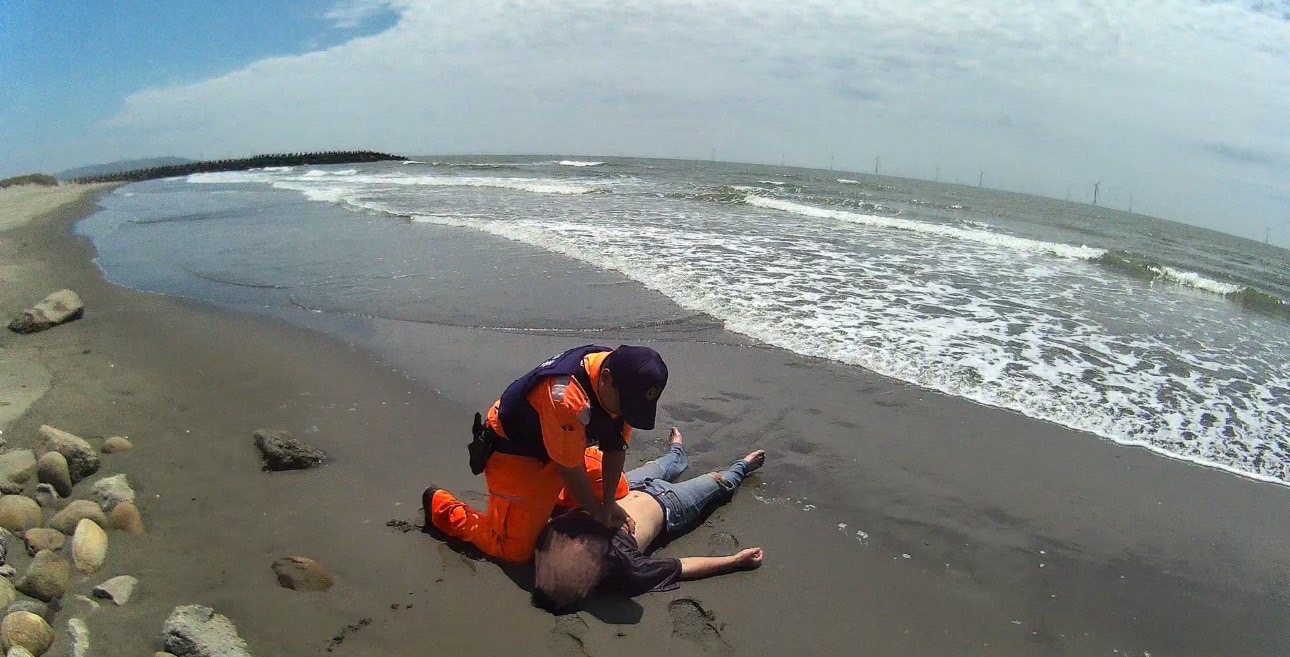 民眾端午溺水驚魂  海巡奮力救人成功