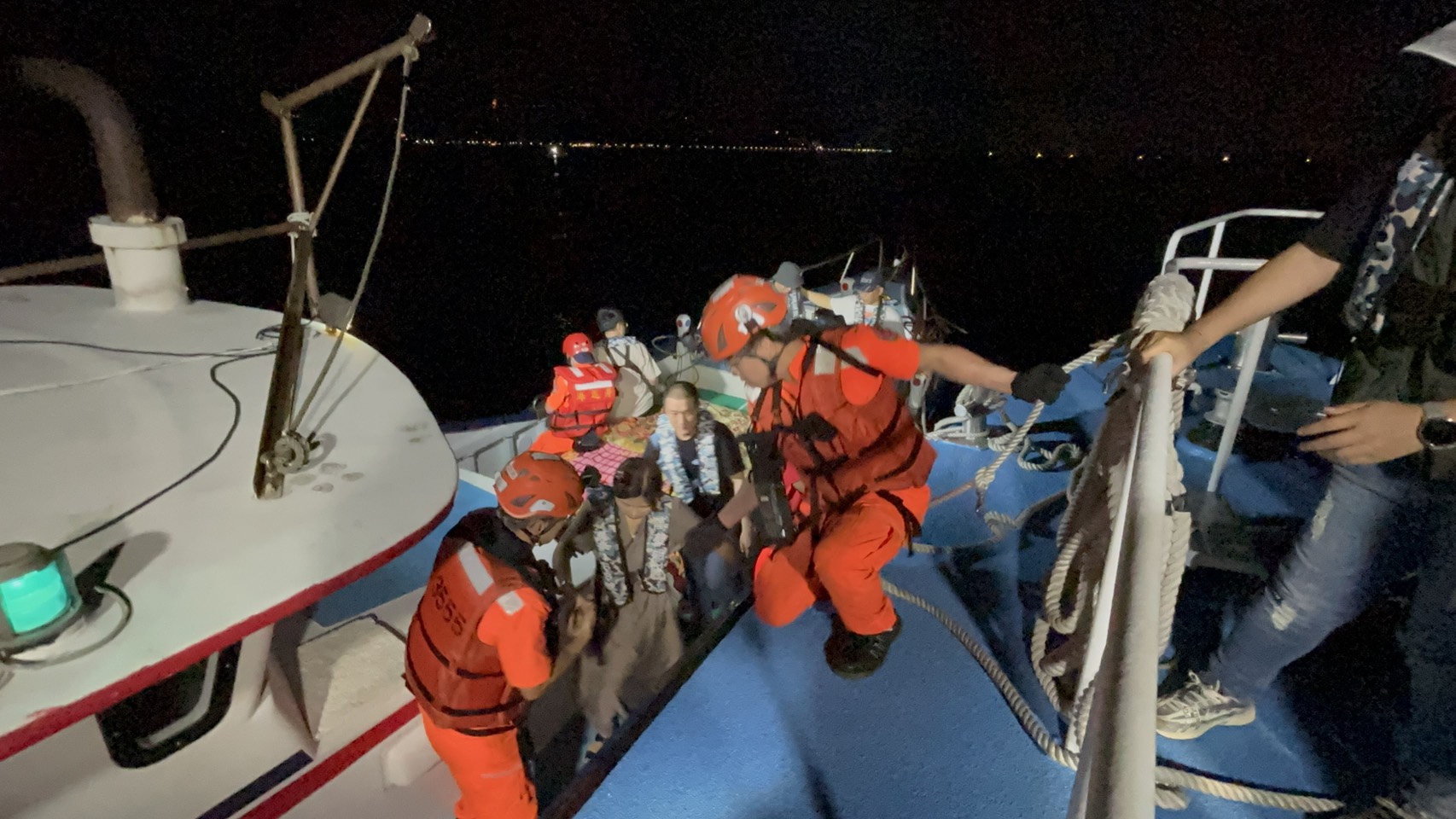 漁船擱淺47人待援 海巡火速救援成功