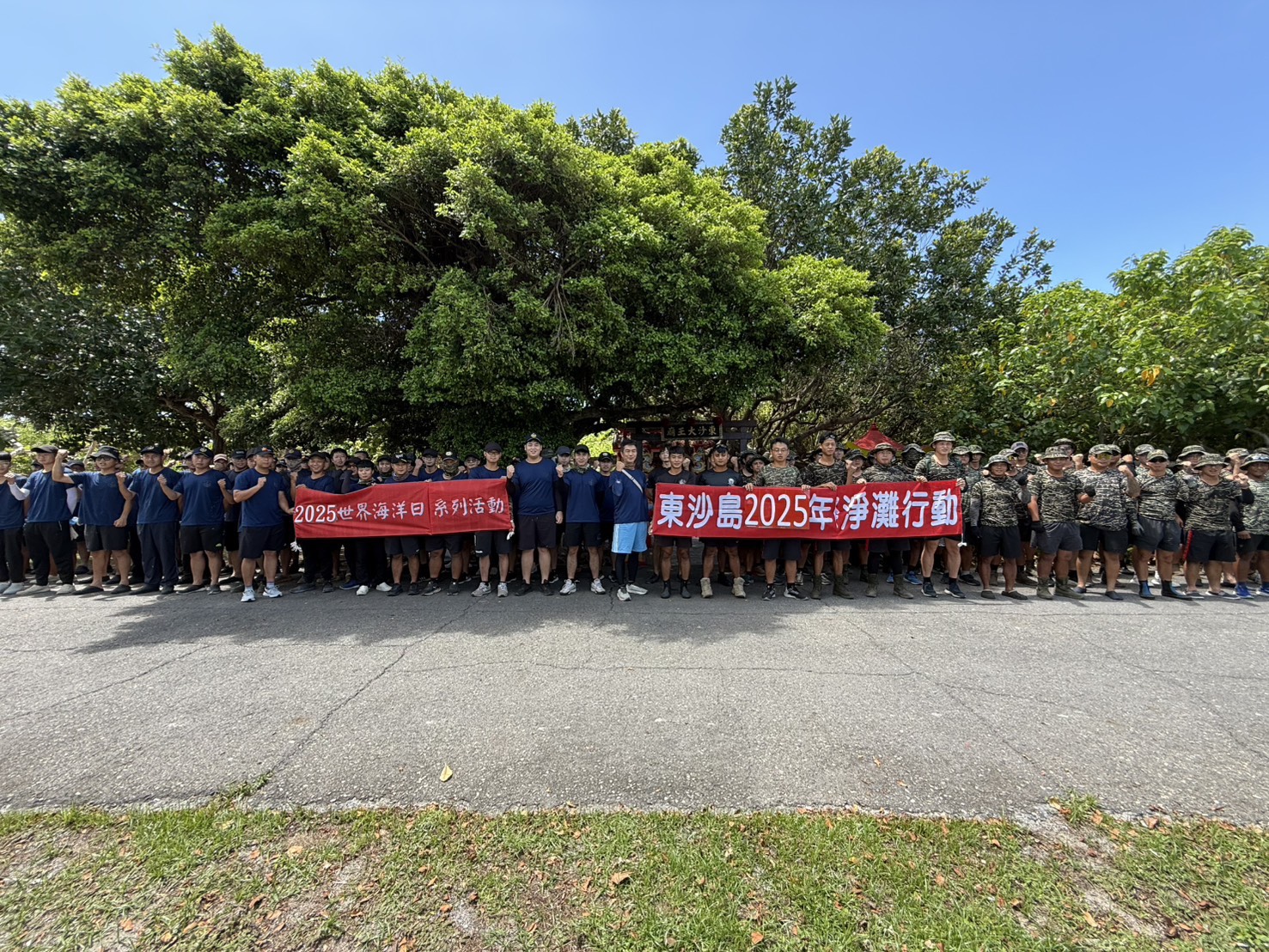 響應「世界海洋」理念 南海官兵同步淨灘
