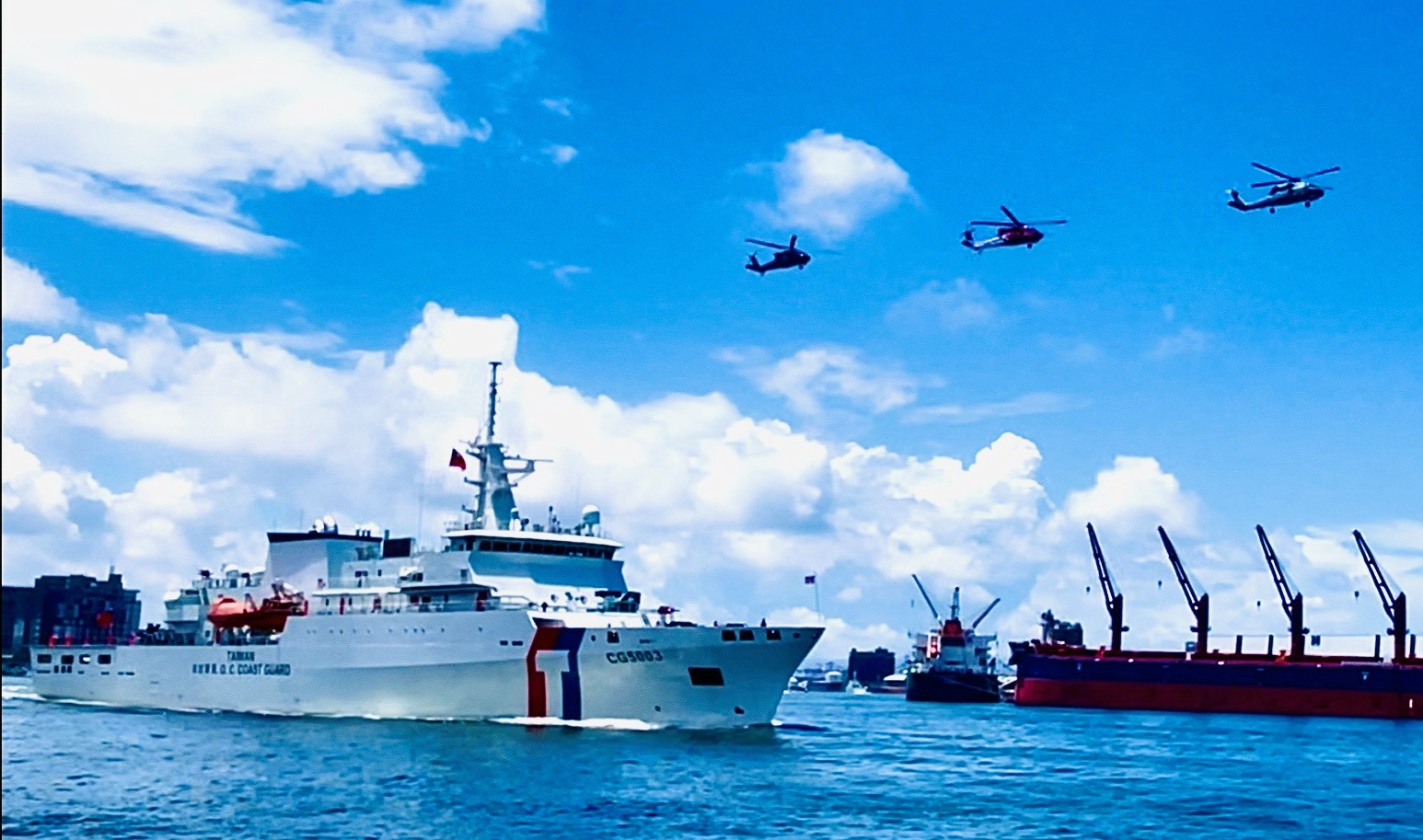 打造韌性臺灣守護三安四海 海巡攜手國防部及空勤總隊 執行「海安12號」演習展現跨機關聯合應變實力 打造韌性臺灣守護三安四海 海巡攜手國防部及空勤總隊 執行「海安12號」演習展現跨機關聯合應變實力