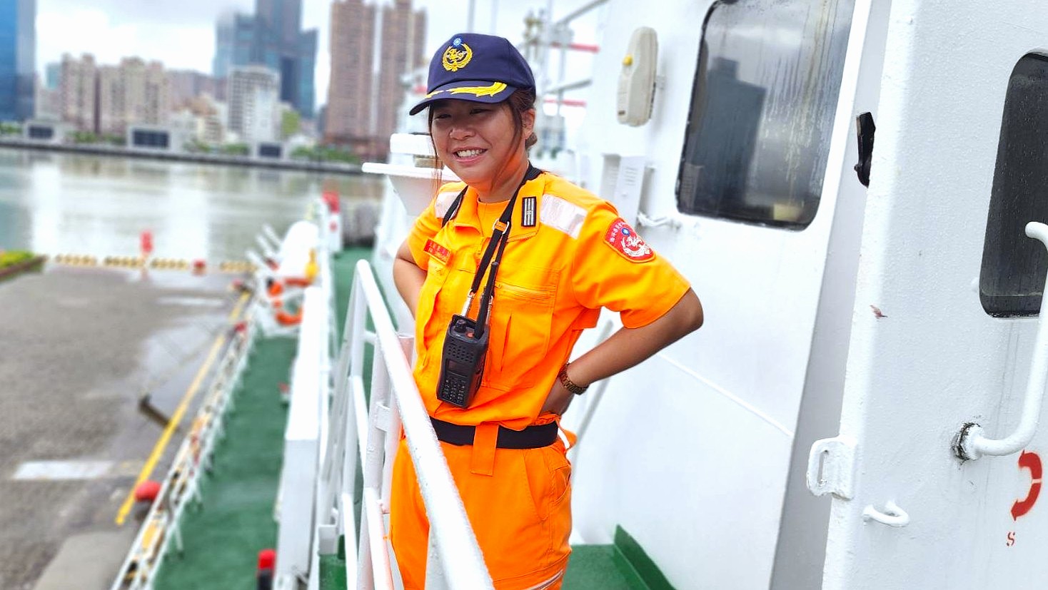 海安操演驚見海盜船女船長?  海巡女「立」領航出演