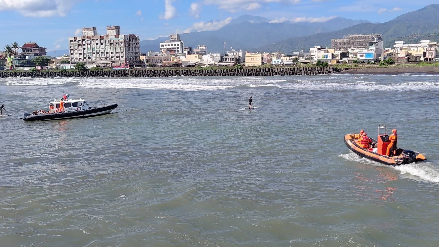 國中生屏東枋寮海域戲水遇海流  海巡緊急救援6人  1人持續搜救