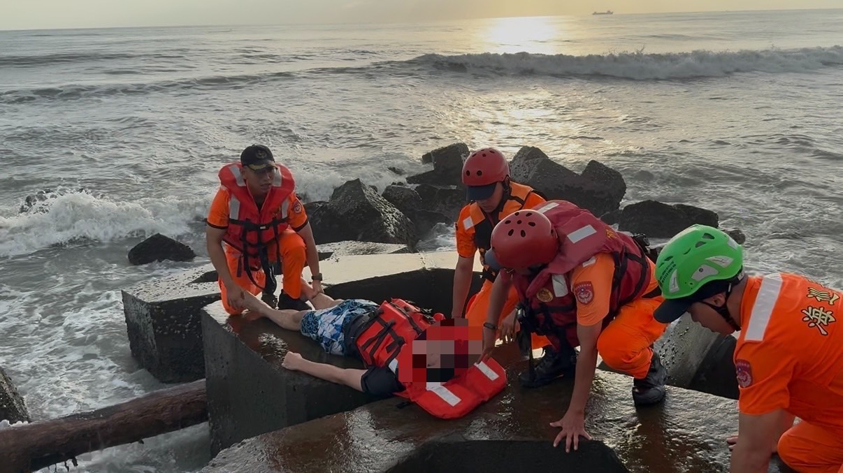 戲水民眾驚遭浪捲  海巡人員奔赴馳援