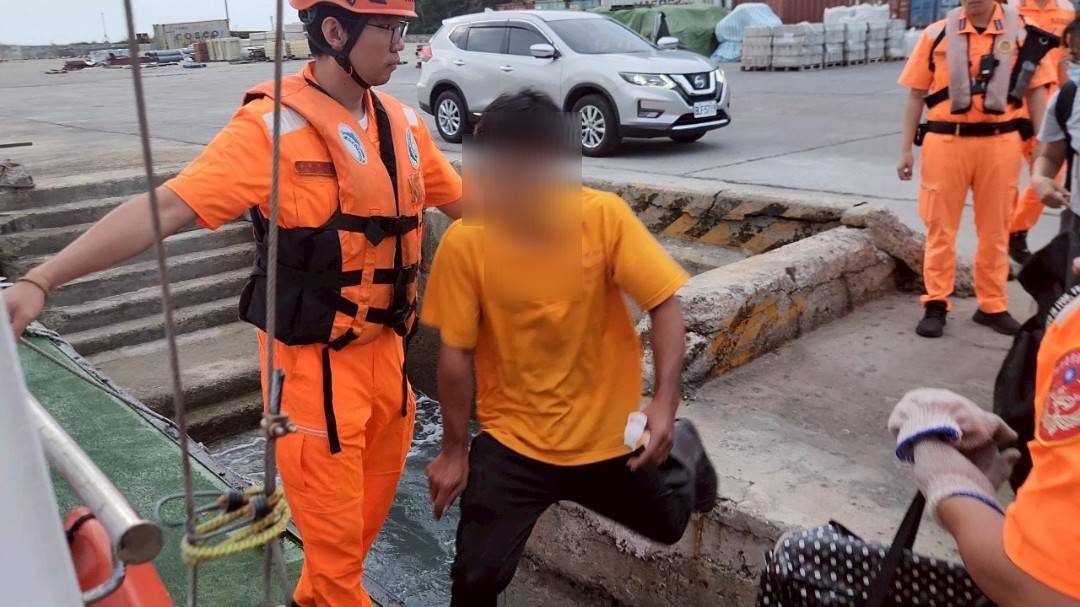 颱風來襲島際交通停航 海巡不畏強浪北竿後送
