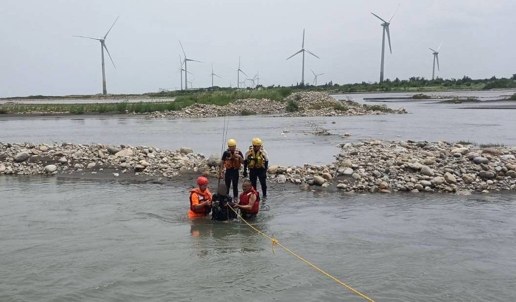 相約釣魚受困沙洲 海巡消防獲報馳援