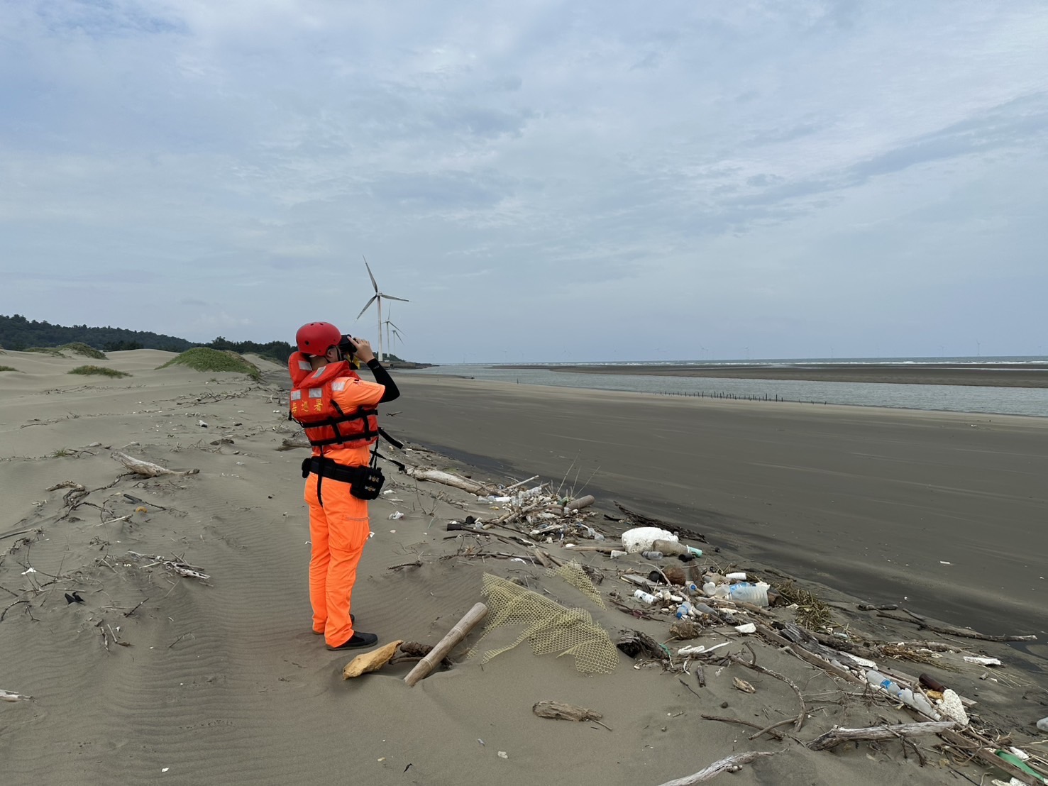 龍鳳漁港少年戲水遭浪捲走，海巡持續搜救中