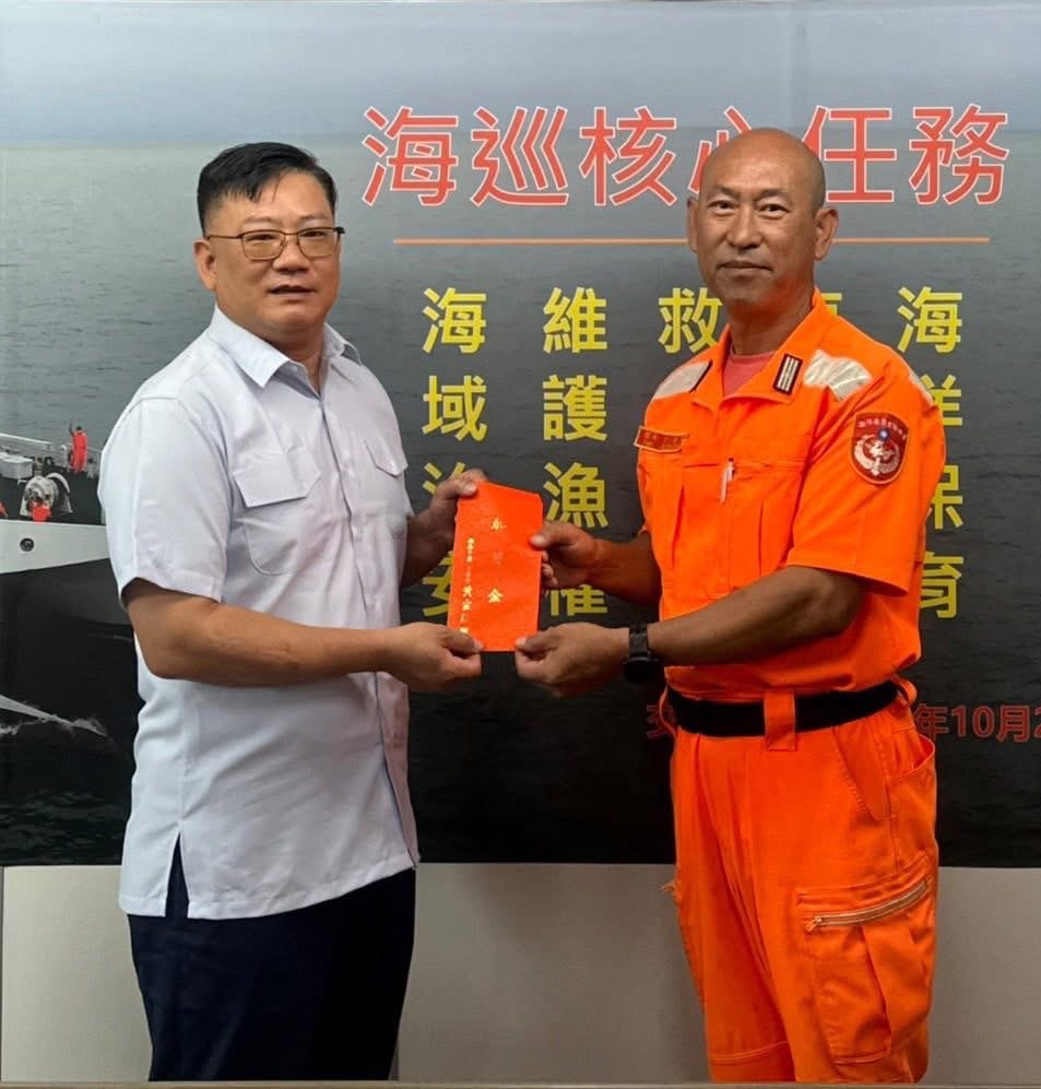 艦隊分署黃分署長慰勉淡水艦