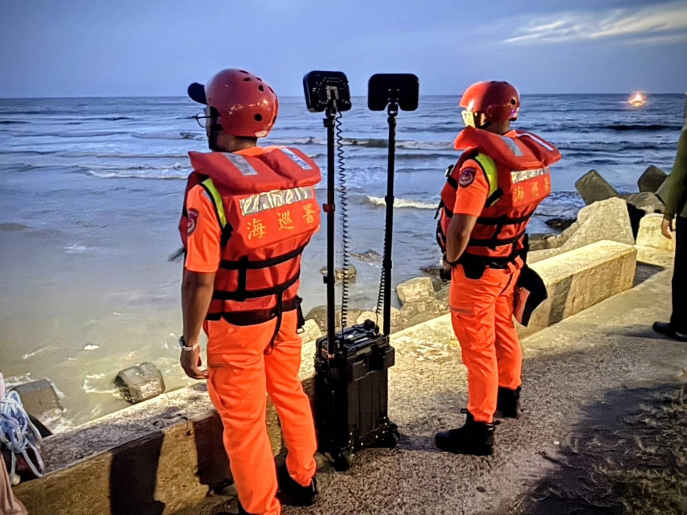 竹圍海水浴場少年遭浪捲走　海巡緊急出動搶救中
