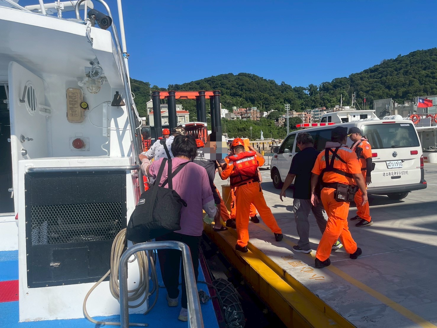 莒光鄉民疑膽疾 海巡快艇急馳援