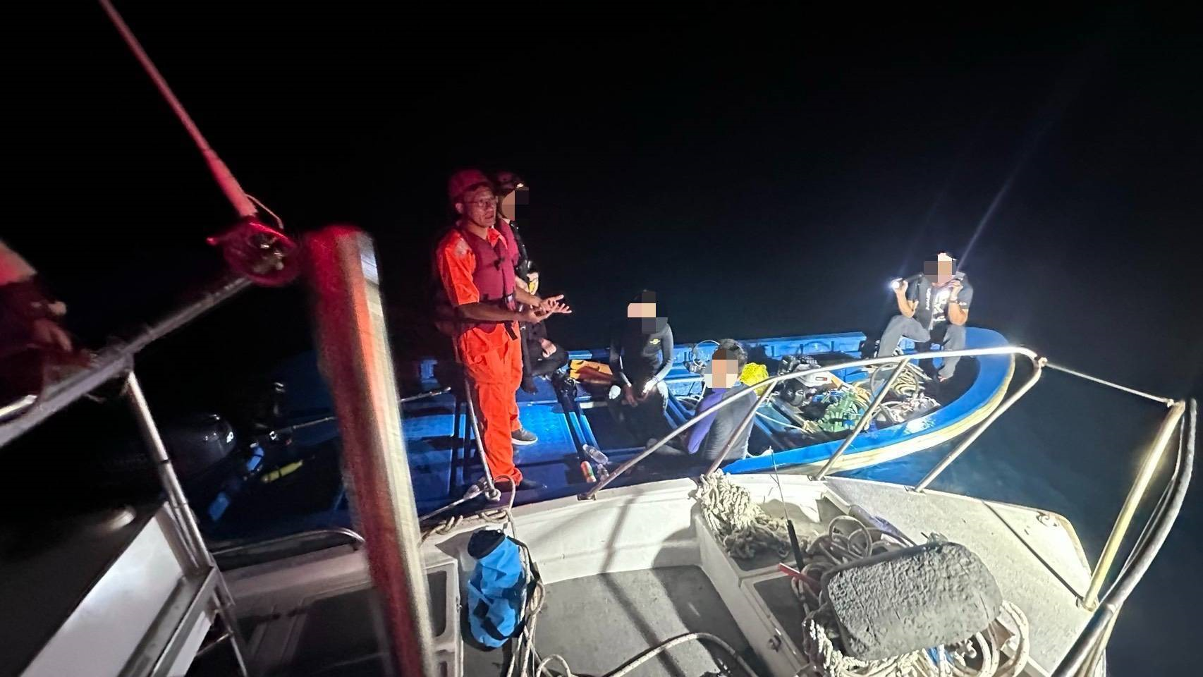 中國海警船及漁船接連侵擾東沙 海巡強力驅離並查扣2艘越界小舟